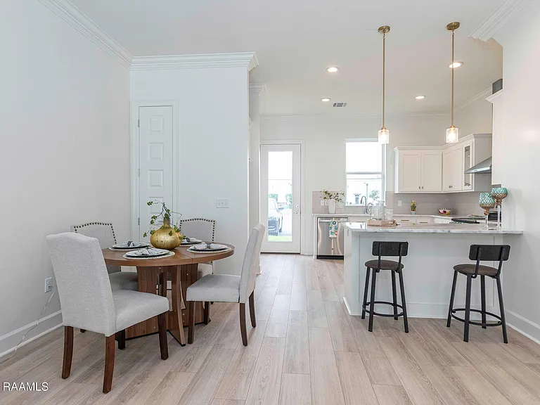 1510 Kaliste Saloom Rd #402 — Photo 3