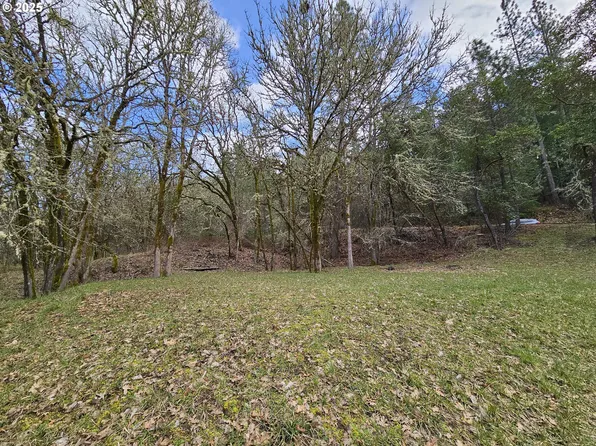 170 NE Carmen St, Roseburg, OR 97470