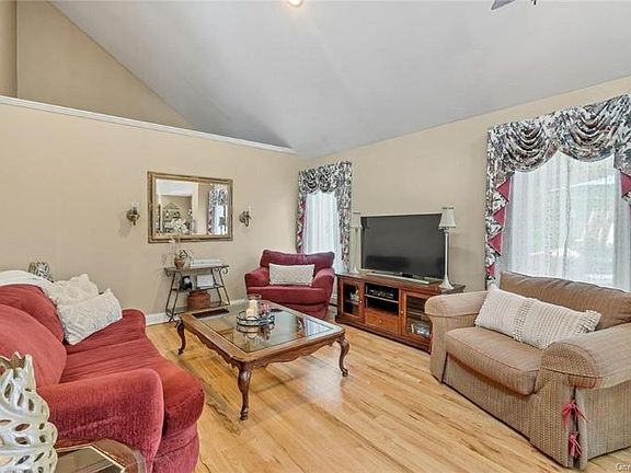 5th image of 3 Bound Brook Ln