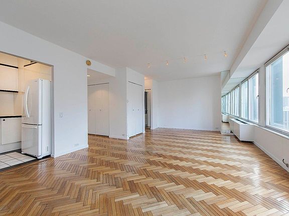 2nd image of 150-156 W 56th St APT 4111