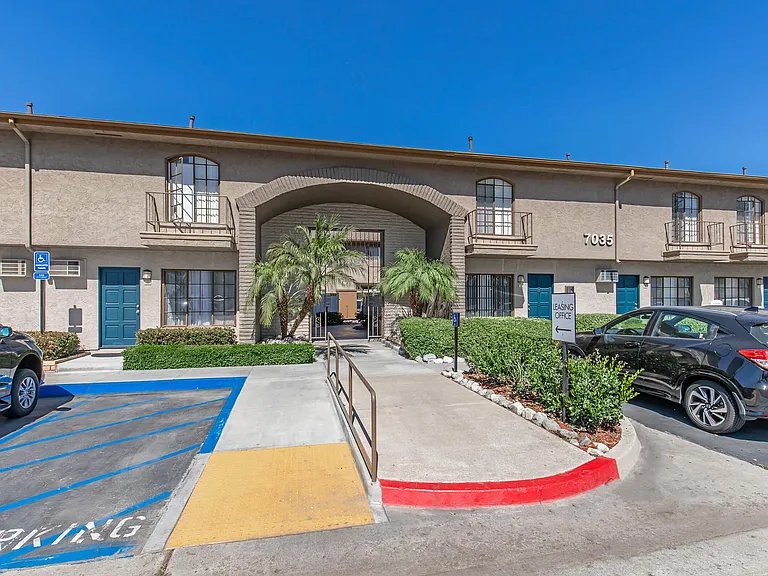 Buena La Vista Apartment Homes — Photo 11