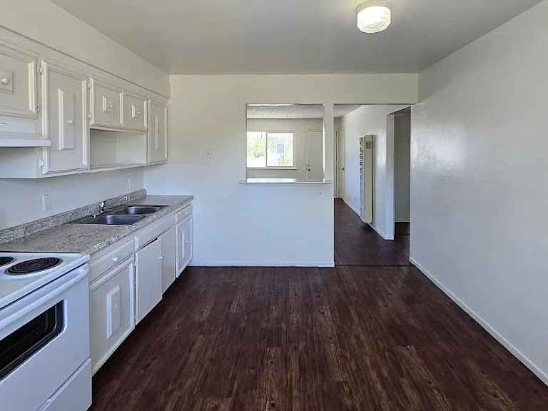 4431 E Hedges Ave #D — Photo 4