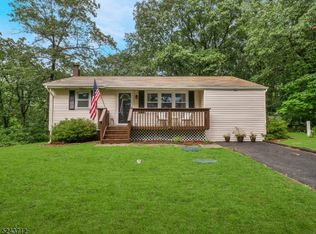 1 Hickory Rd, Highland Lakes, NJ 07422