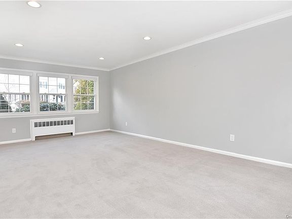5th image of 64 Hazelton Dr