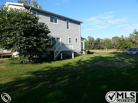 deck over looking large yard.jp
