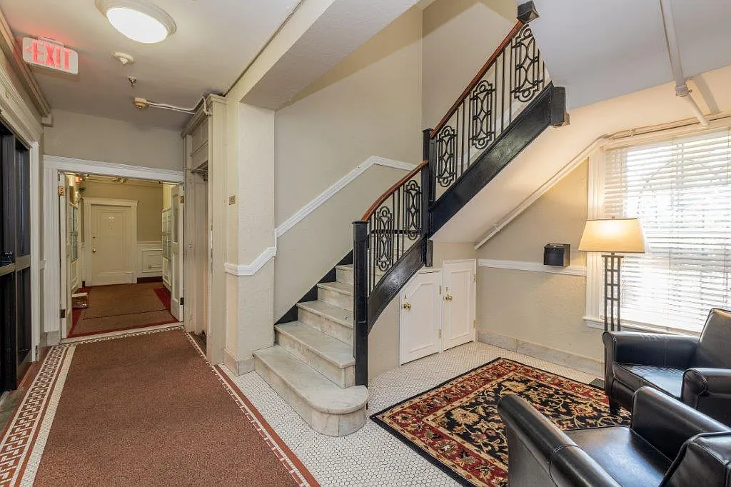 Studio, 1.0 bath, 334 sqft, $2,500 — Photo 2