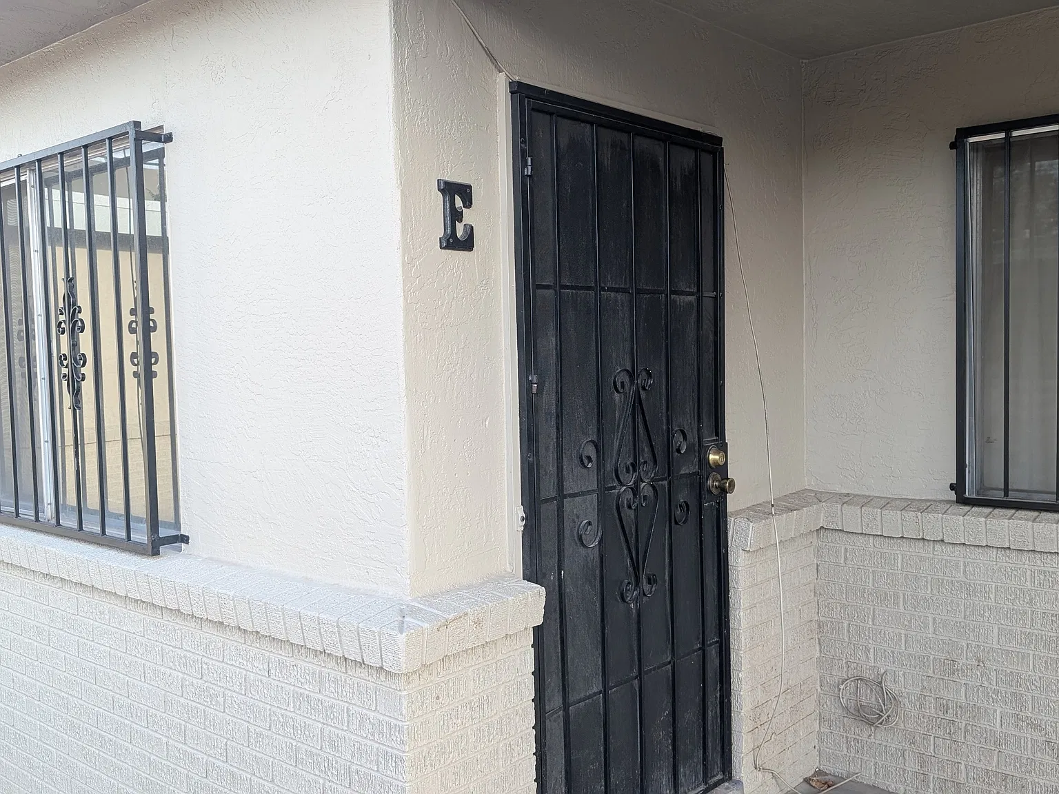 1010 Palomas Dr SE — Photo 1