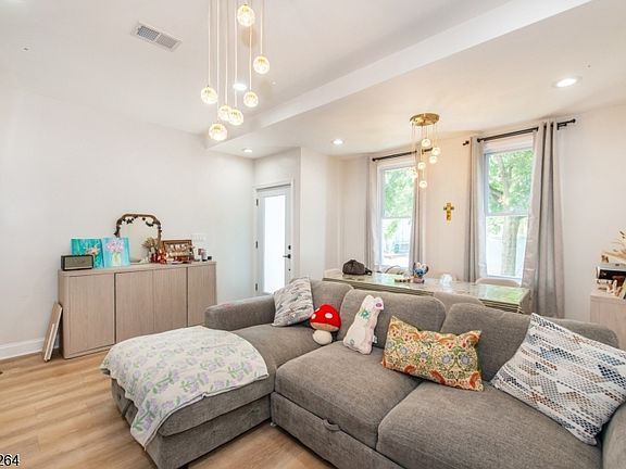 4th image of 26 Dankoff Ave
