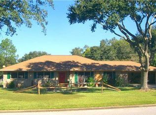 104 E Crestmont Dr, Alvin, TX 77511