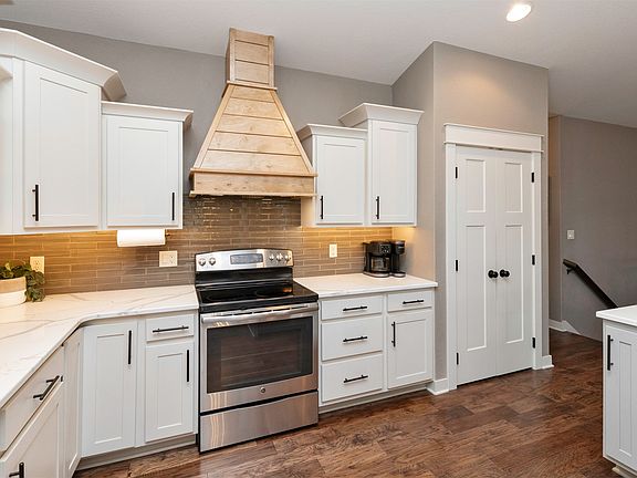 3rd image of 645 NE Traverse Dr