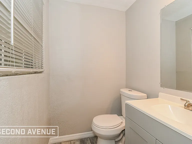 2230 W 11th St — Photo 12
