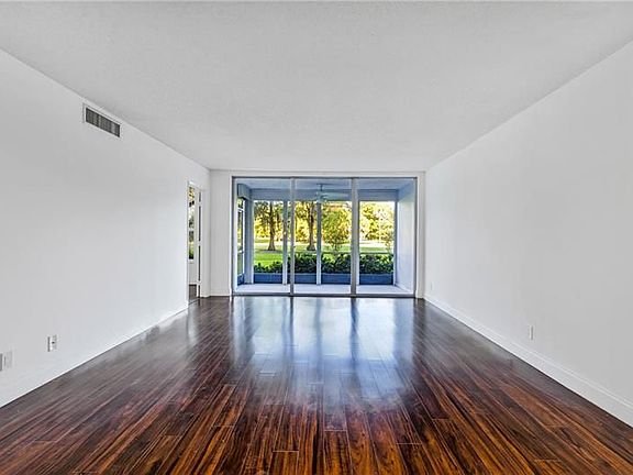 3rd image of 605 Oaks Dr APT 104