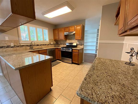 5th image of 810 Oak Harbor Dr