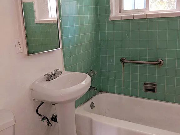 3rd image of 324 E Graves Ave APT B