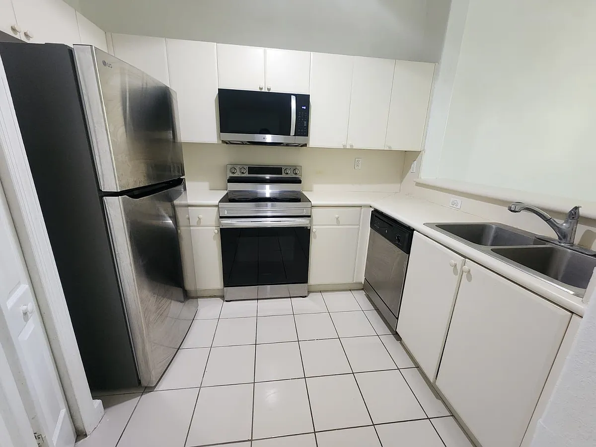 Building Photo - 1539 SE 27th St #201