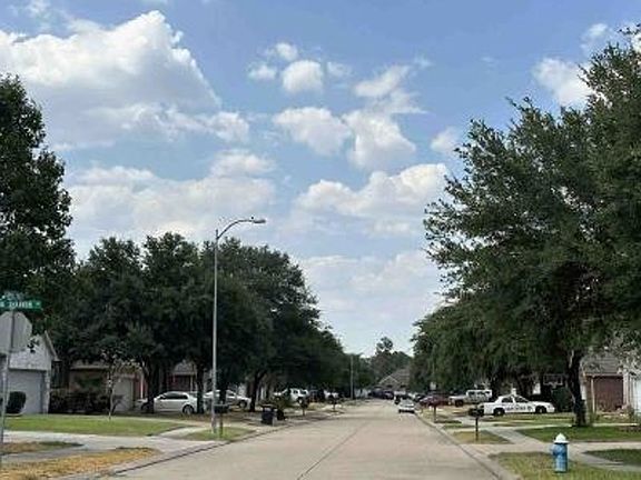 Exterior Neighborhood (street photo)