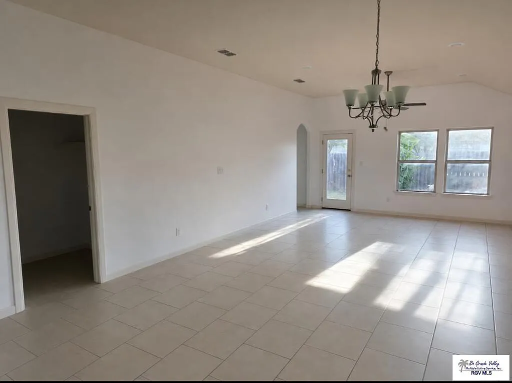 3 bed, 2.0 bath, 1485 sqft, $1,850 — Photo 3