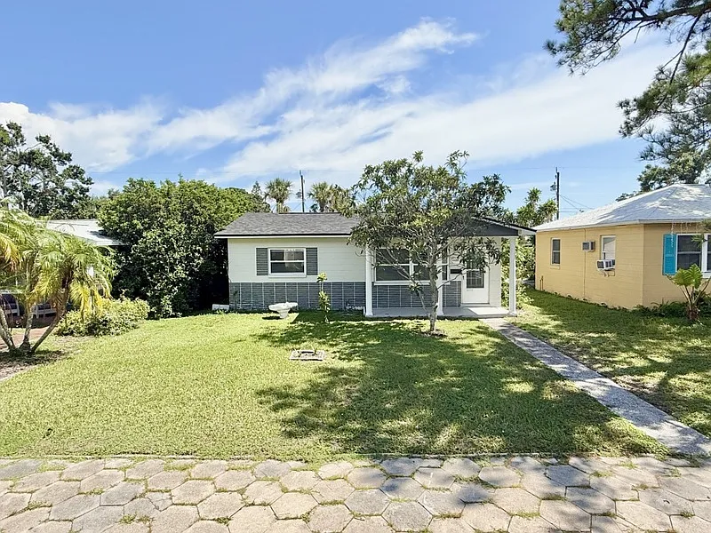 2 bed, 1.0 bath, 964 sqft, $2,195 — Photo 2
