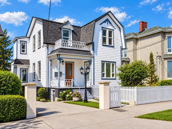 1120 Caledonia Ave, Victoria, BC V8T 1G1