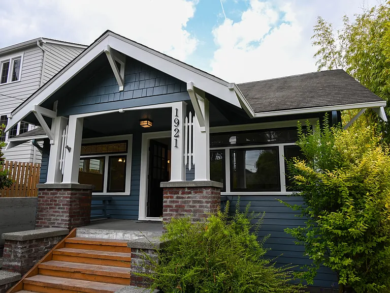 1921 E Lynn St — Photo 1