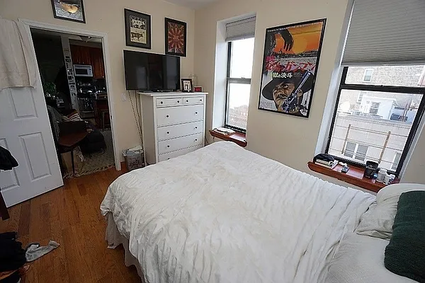 Rented by Universal Realty Group | media 10