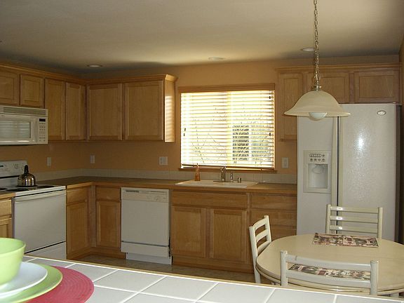 spacious kitchen w/nook & bar eating area