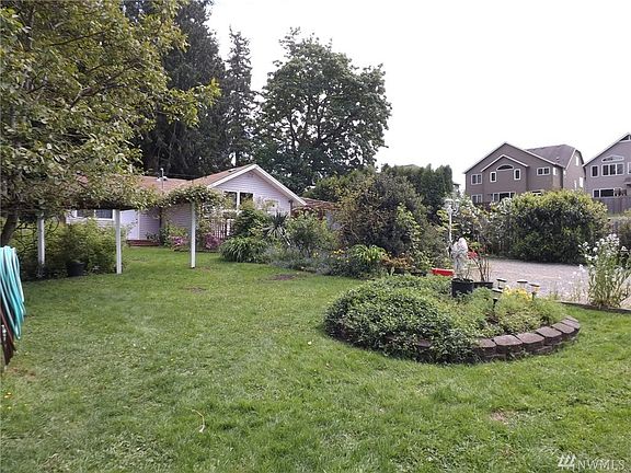 3rd image of 2424 212th Ave SE