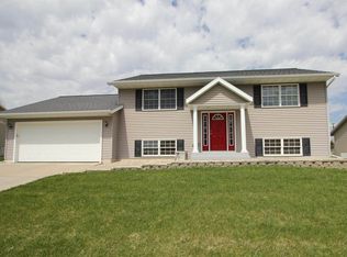 34 Dessa Rain Dr, Reedsburg, WI 53959