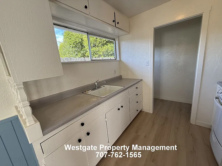 360 E School St — Photo 8