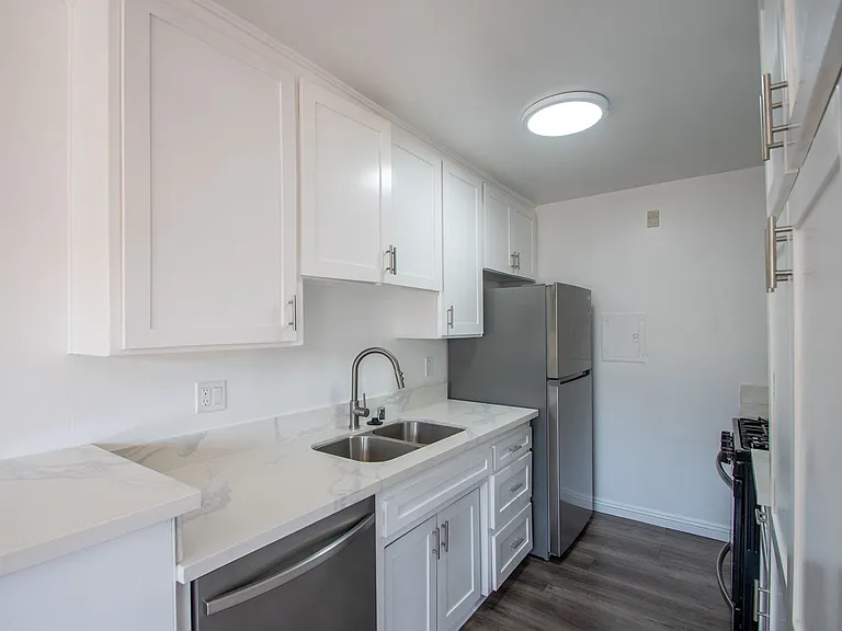 15128-44 Burbank Blvd — Photo 17