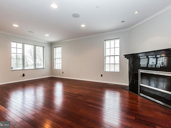 4th image of 331 Bristol Cir