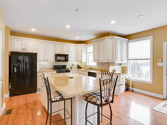 Gourmet kitchen w/island 