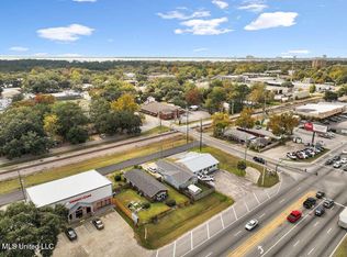 1807 School St, Ocean Springs, MS 39564