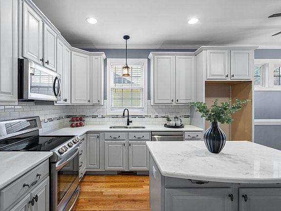 4th image of 608 Skygrove Dr