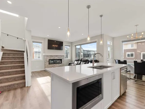 7 E Corner Glen Cmn NE, Calgary, AB T3N 2L5