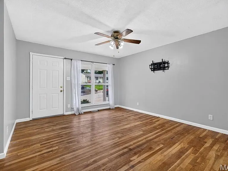 921 Gustane Dr — Photo 18