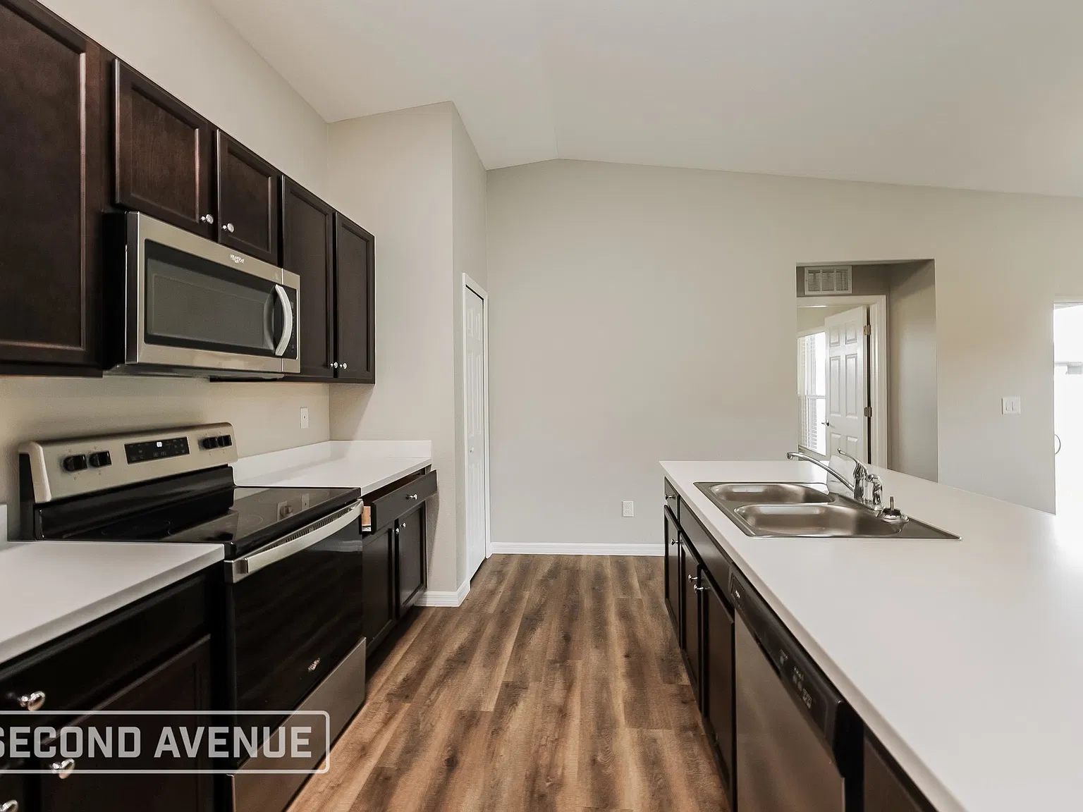 4 bed, 2.0 bath, 1833 sqft, $2,050 — Photo 2