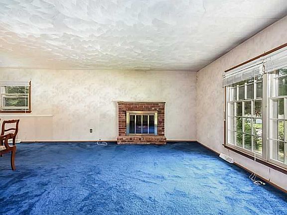 5th image of 47 Wood Cove Dr