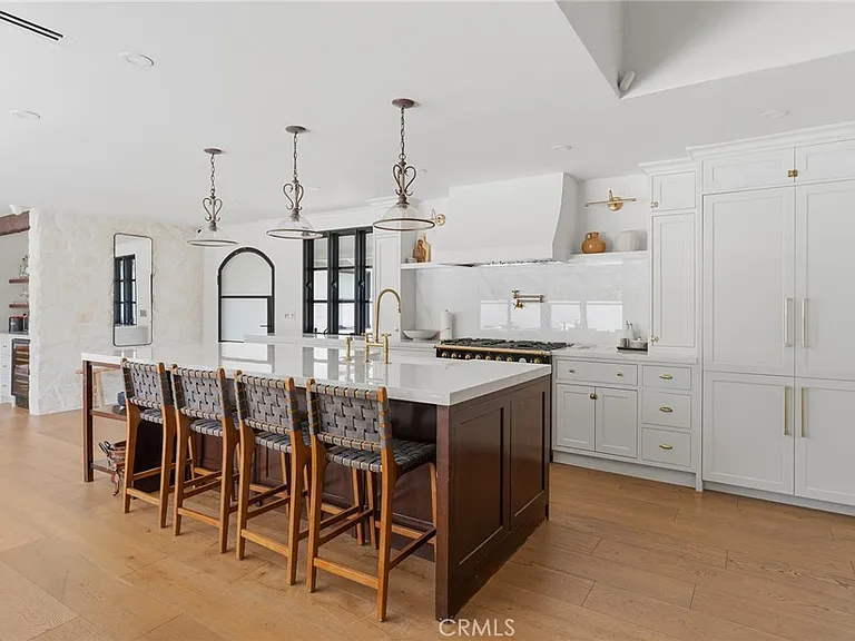 22960 Calvert St — Photo 17