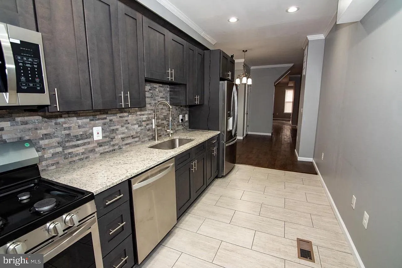 5 bed, 2.5 bath, 1830 sqft, $3,000 — Photo 3