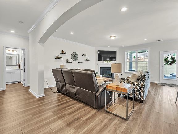 5th image of 400 N Oak Crest Dr