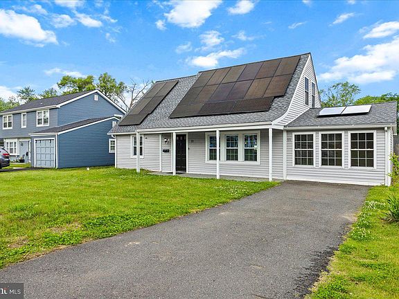 2nd image of 11 Hampton Ln