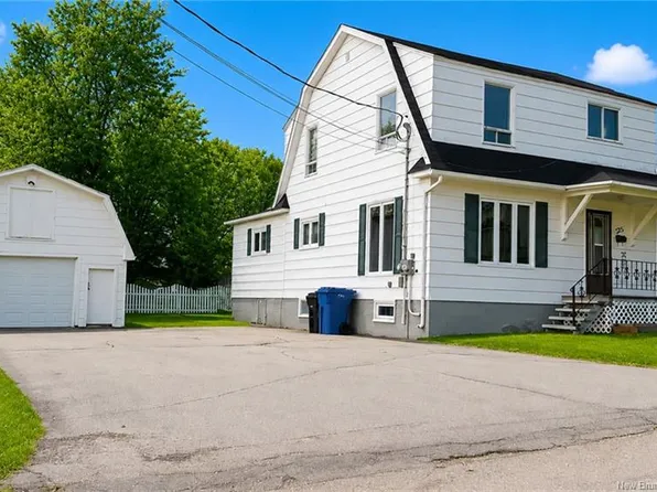325 Church St, Bathurst, NB E2A 1J8