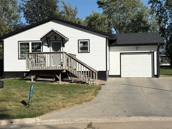 7 Beck Ct, Grinnell, IA 50112