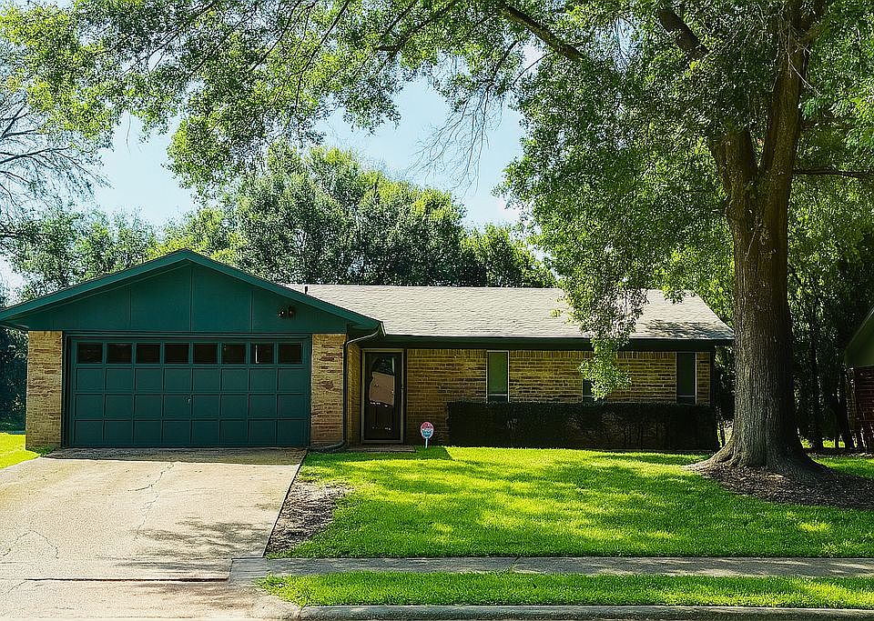 House front/large shaded oak