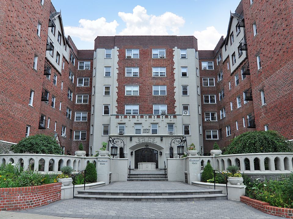 1st image of 60 Broad St W APT 3B