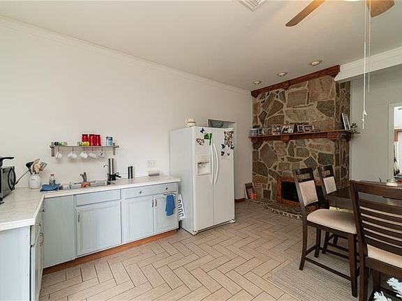 5th image of 1423 Laurel Dr