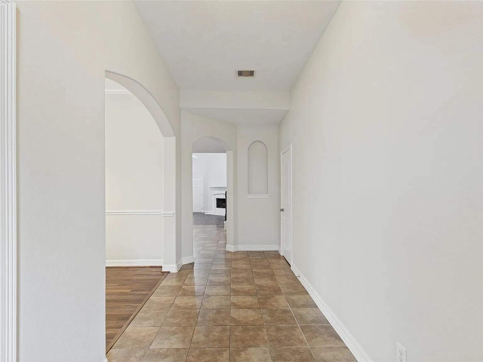 4 bed, 2.0 bath, 2295 sqft, $2,400 — Photo 4