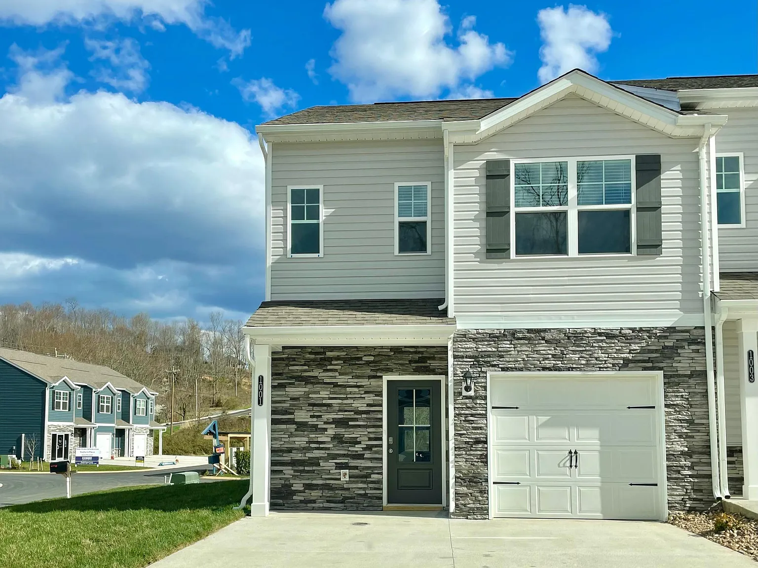 3 bed, 2.5 bath, 1381 sqft, $1,980 — Photo 1