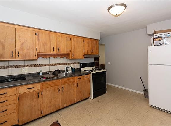 3rd image of 824 Royal Ave